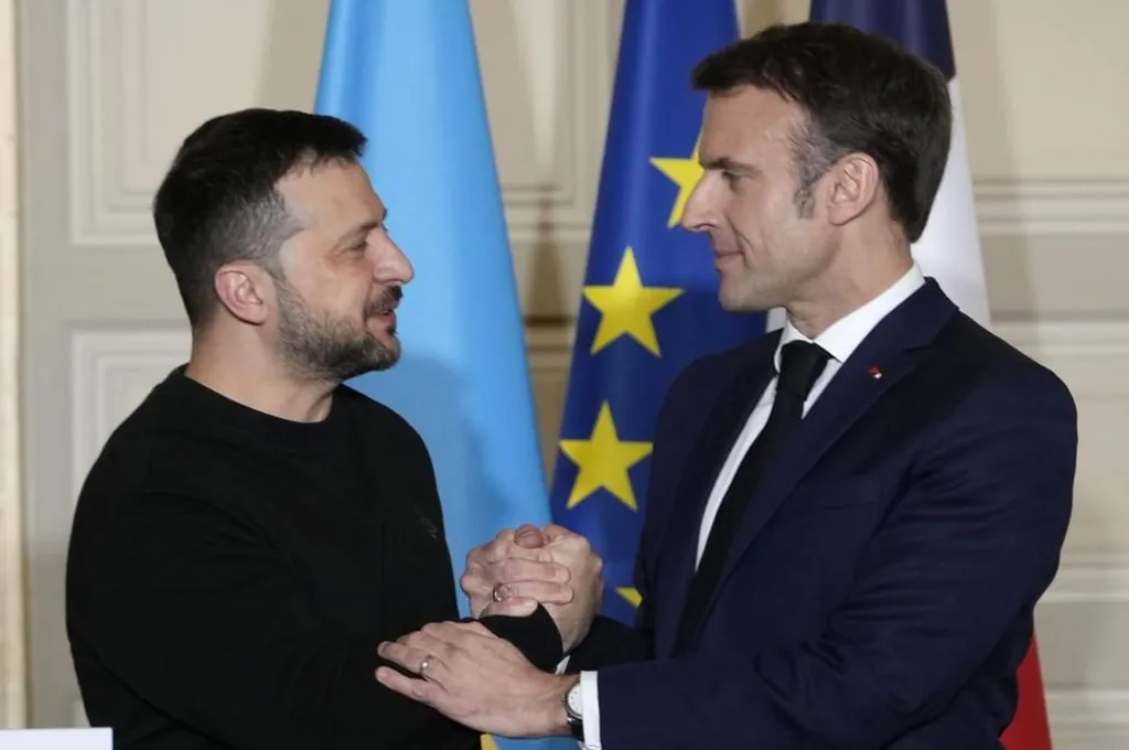 Cumprimento entre presidentes da Ucrânia, Volodymyr Zelensky, e da França, Emmanuel Macron