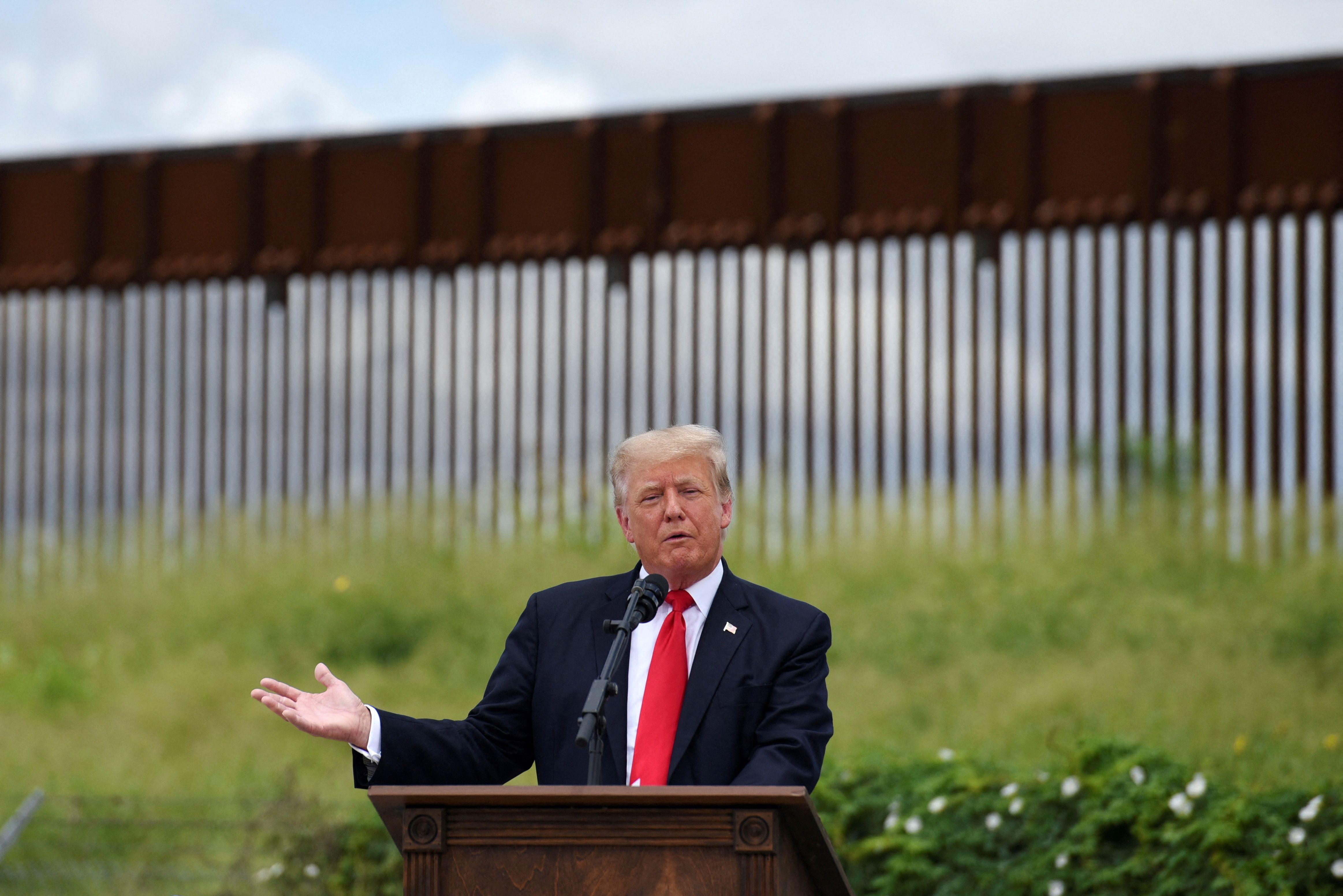 Donald Trump frente al muro fronterizo