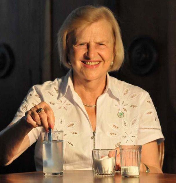 Zilda Arns preparando receita do soro