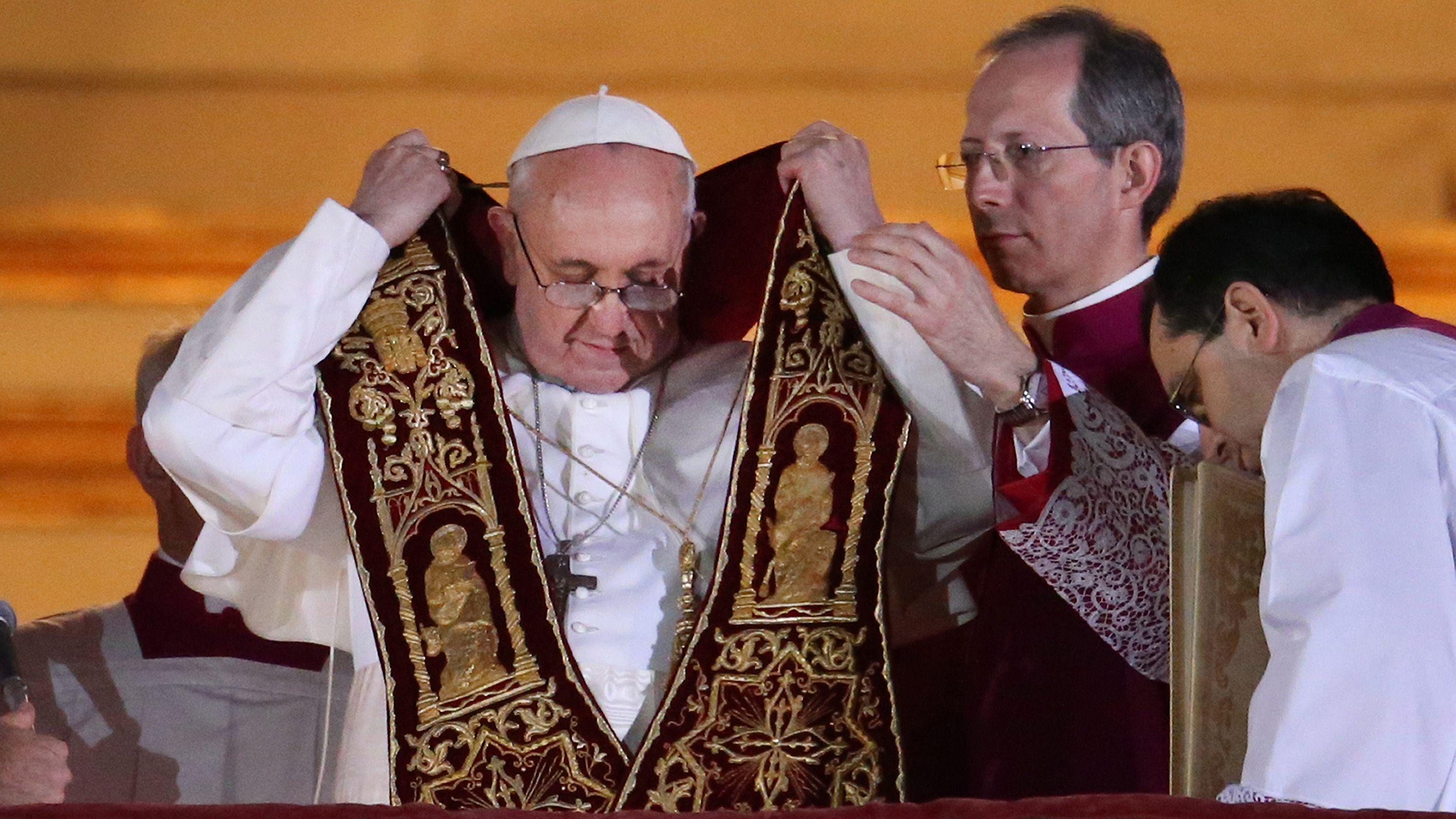 El recién elegido Papa Francisco en el balcón central de la Basílica de San Pedro el 13 de marzo de 2013 en la Ciudad del Vaticano, Vaticano. 