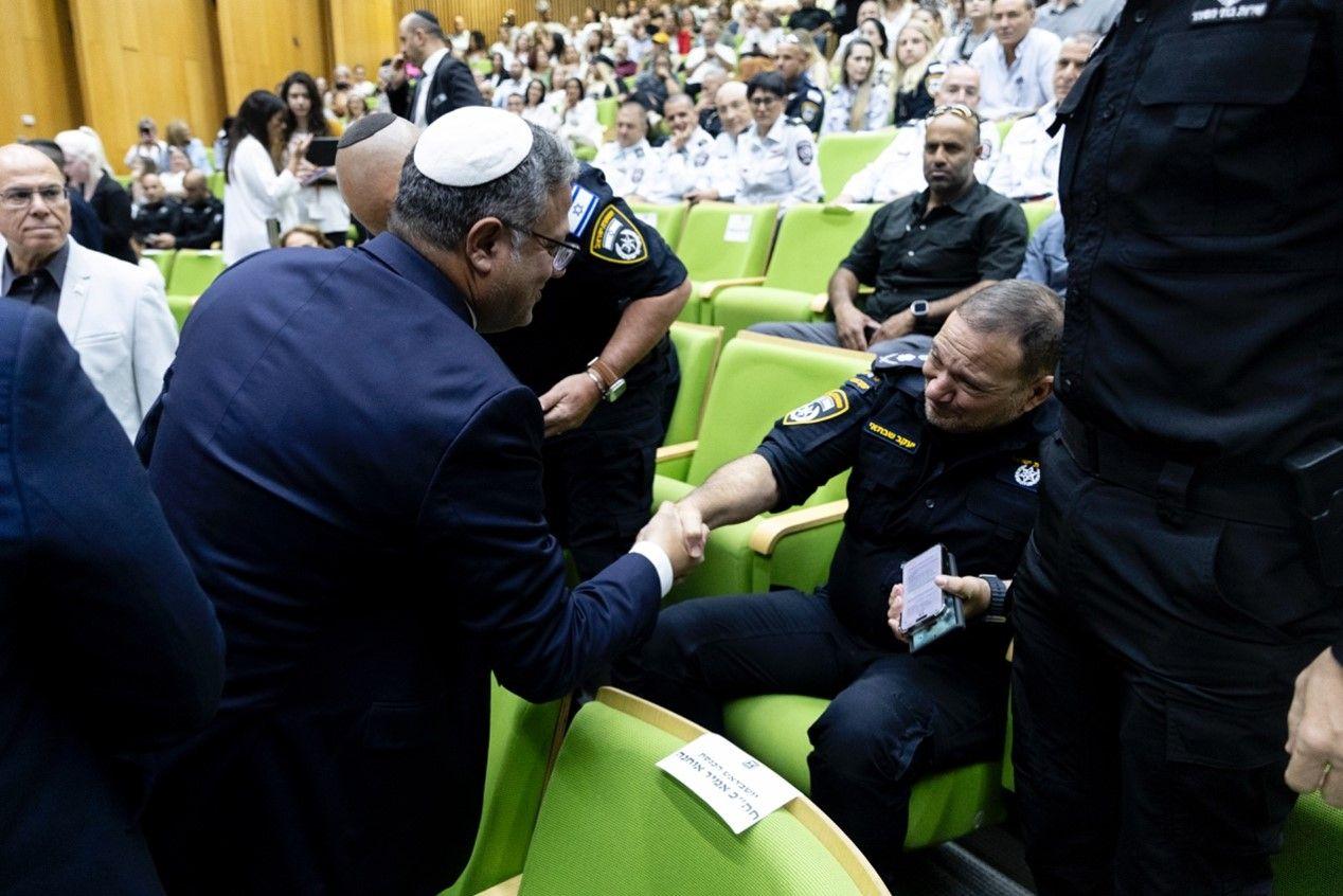 وزير الأمن القومي الإسرائيلي إيتمار بن غفير يصافح مفوض الشرطة يعقوب شبتاي