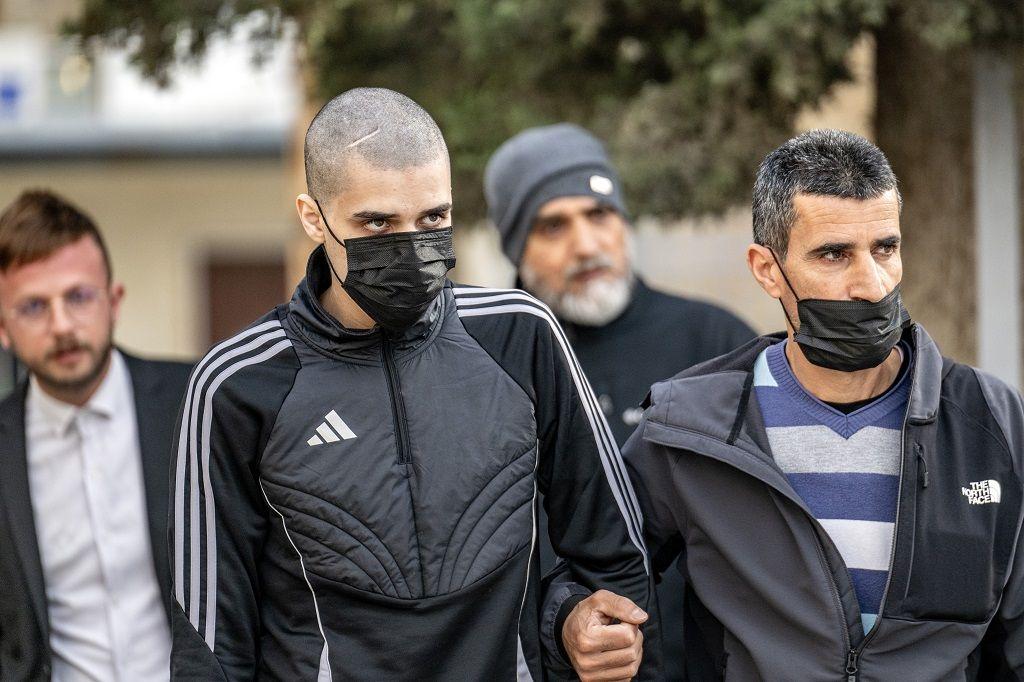 صورة تظهر السجين الفلسطيني أحمد مناصرة لحظة الإفراج عنه.