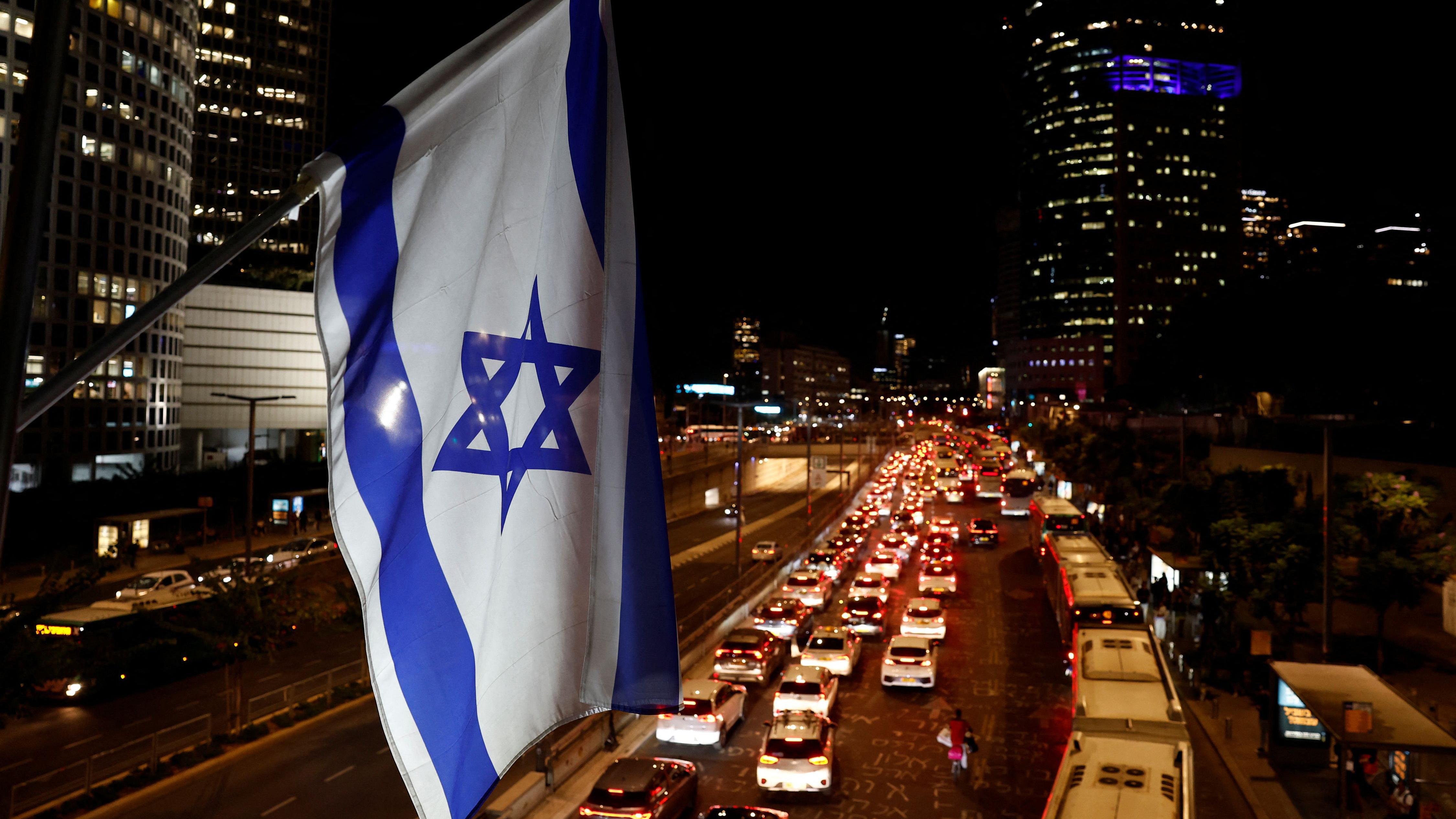 Bandeira de Israel sobre avenida em Tel Aviv