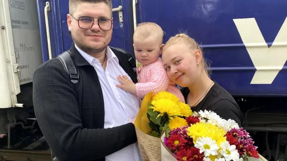Viktoria, o marido Serhiy Makarov e a filha do casal, Eva, na estação de Pokrovsk