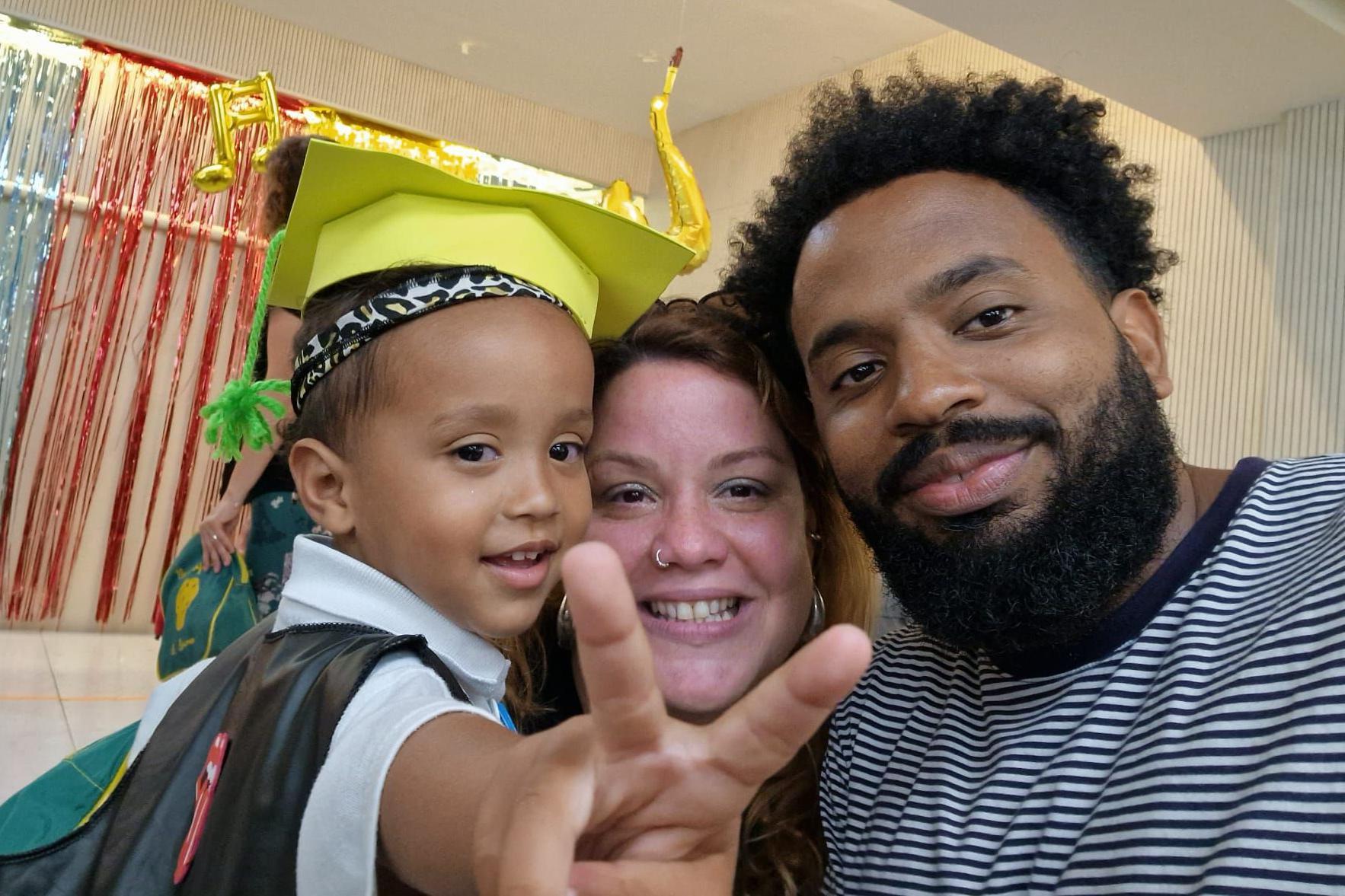 Abraham con su esposa Claudia y su hijo Theo. 