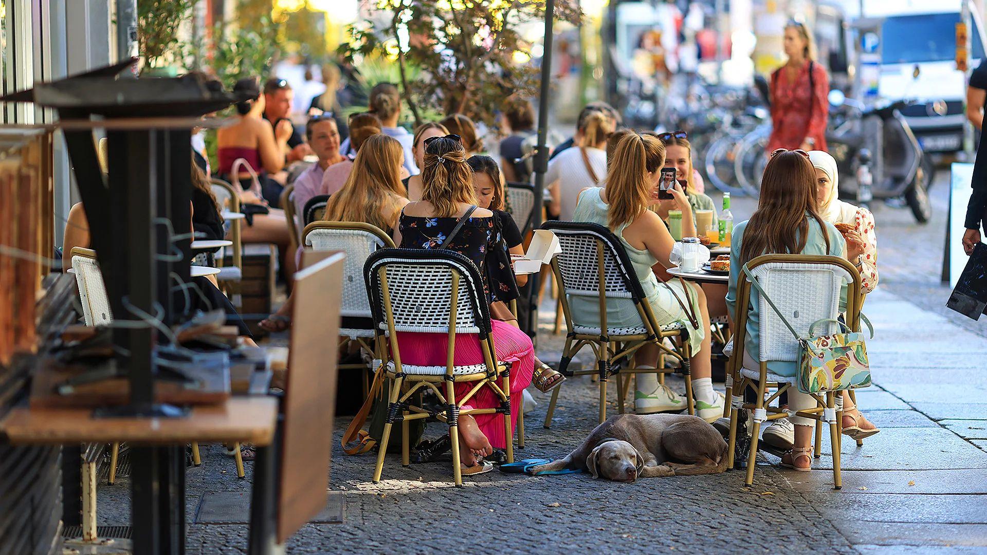 pessoas sentadas do lado de fora de restaurante