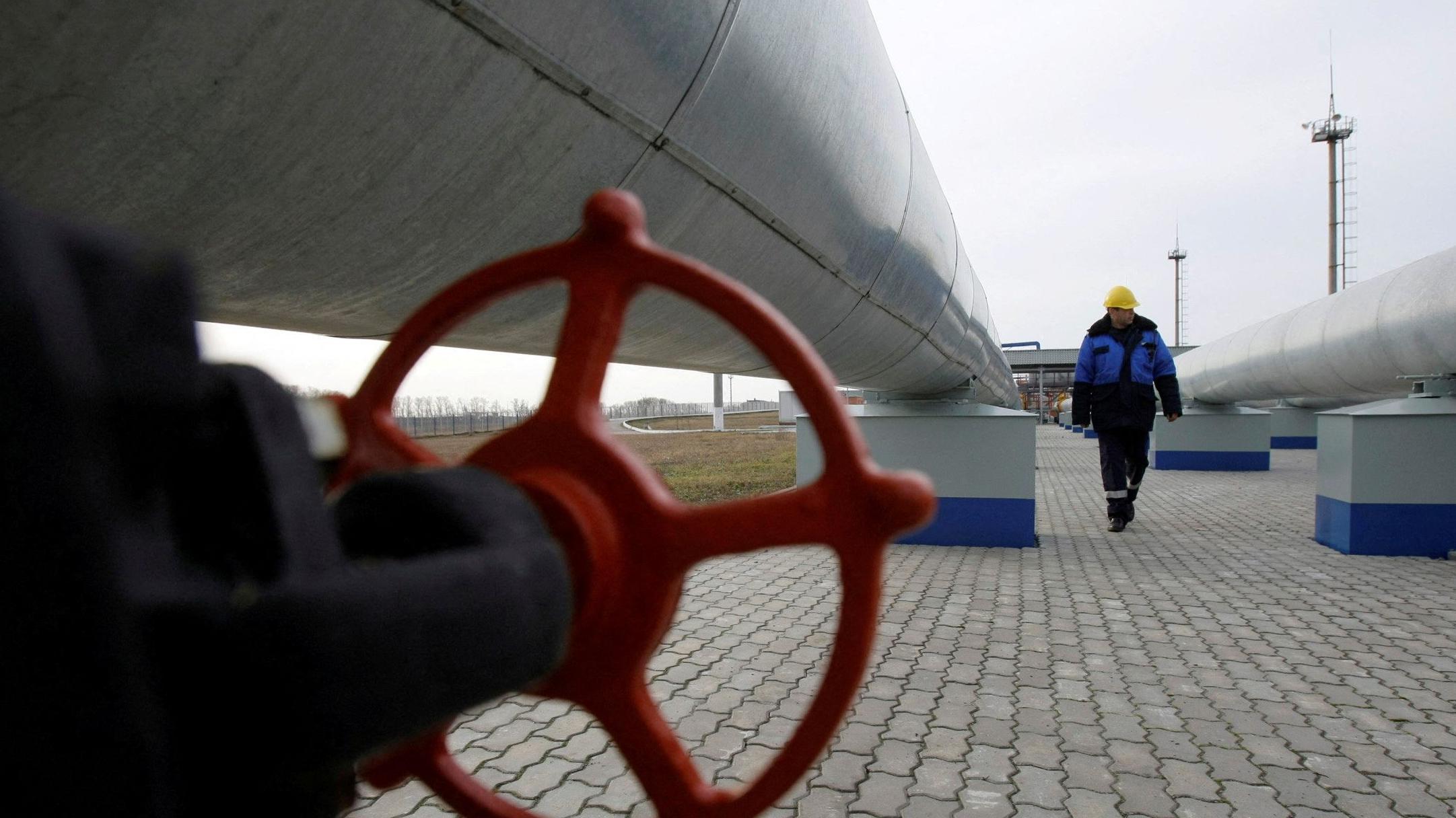 Un trabajador de Gazprom en una estación de medición de flujo de gas en la frontera entre Rusia y Ucrania en Sudzha