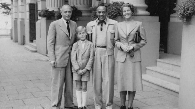 أوينز (الثاني من اليمين) مع كاي لونغ، ابن لوز (الثاني من اليسار)، في زيارة إلى ألمانيا عام 1951