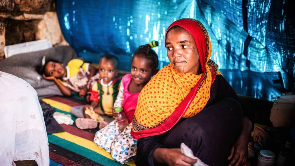 امرأة إثيوبية مع أطفالها