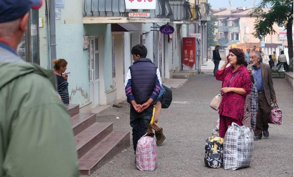 Familias con sus bolsas en Stepanakert, Nagorno Karabaj.