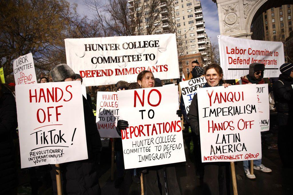 Participantes durante una protesta en Nueva York después de que el presidente electo de Estados Unidos, Donald Trump, jurara el cargo como presidente el 20 de enero de 2025. (Foto de KENA BETANCUR/AFP vía Getty Images)