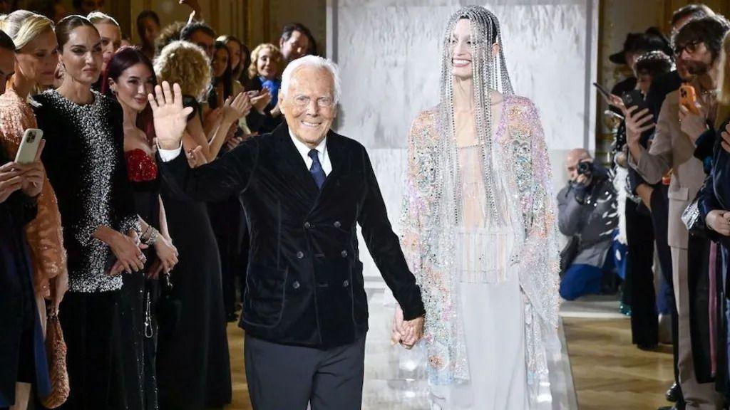 Đorđo Armani je prošetao pisti sa manekenkom tokom Armani Prive Haute Couture revije