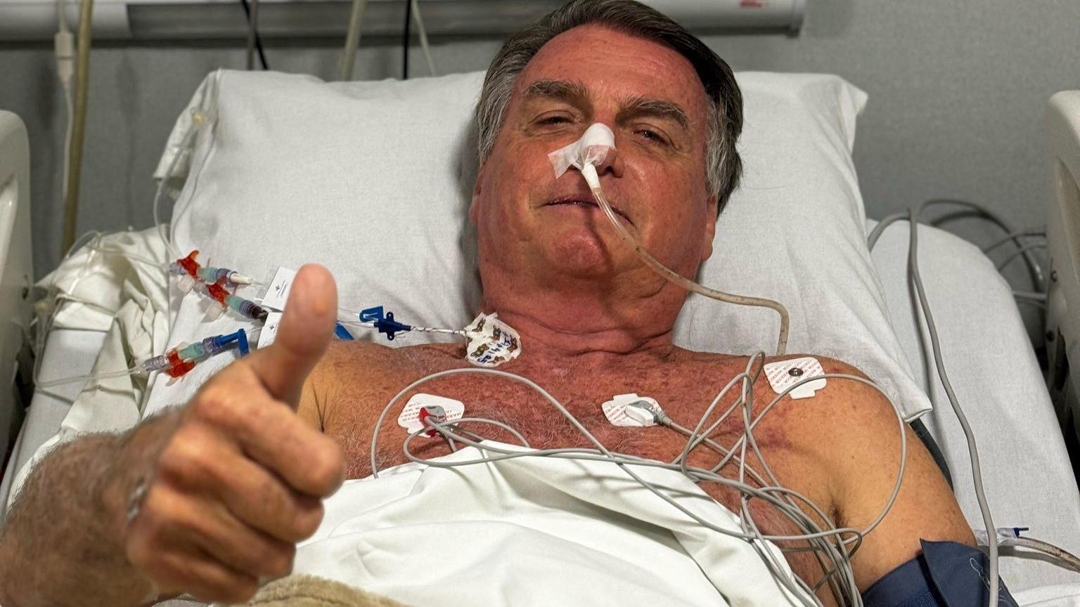 Bolsonaro internado faz gesto com a mão
