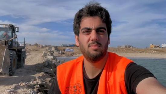 صورة تظهر سيف مرتدياً لباس العمل قبل ساعات من مقتله