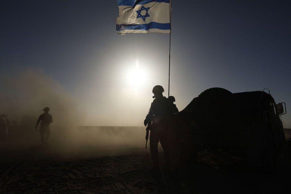 جنود من الجيش الإسرائيلي يقفون بالقرب من مركبة عسكرية في 4 مارس، 2024 في جنوب إسرائيل بالقرب من الحدود مع غزة.