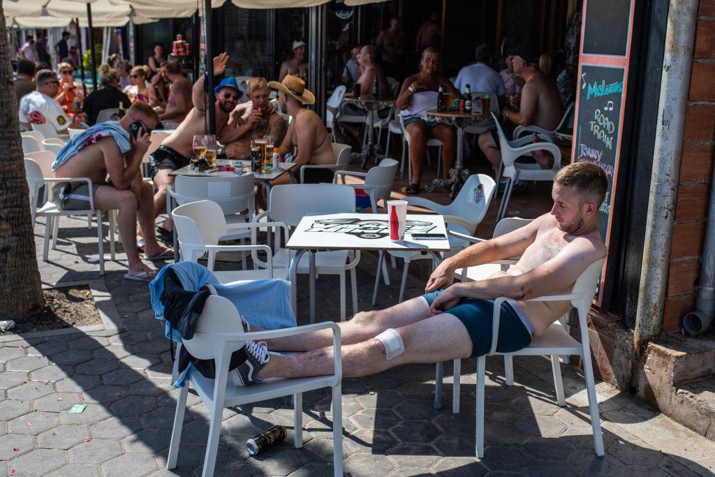 Un turista británico borracho durmiendo en un café en la costa española