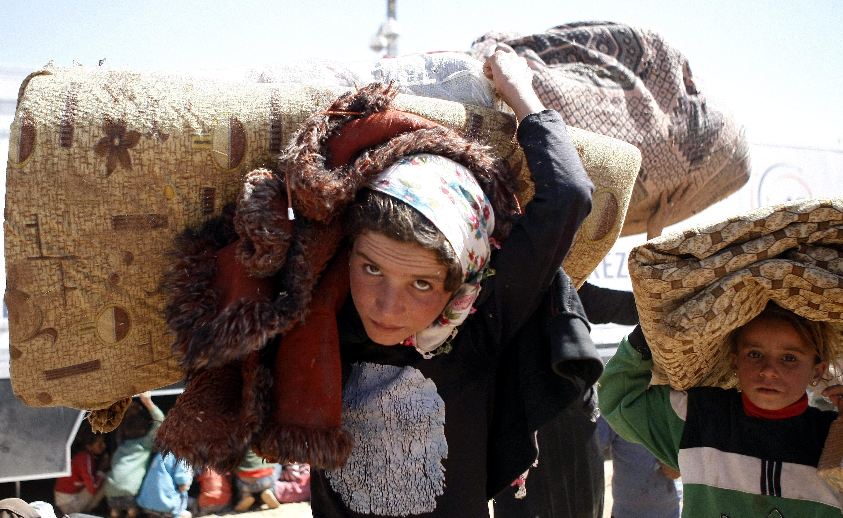 Curdos sírios entrando na Turquia por Yumurtalik em 23 de setembro de 2014
