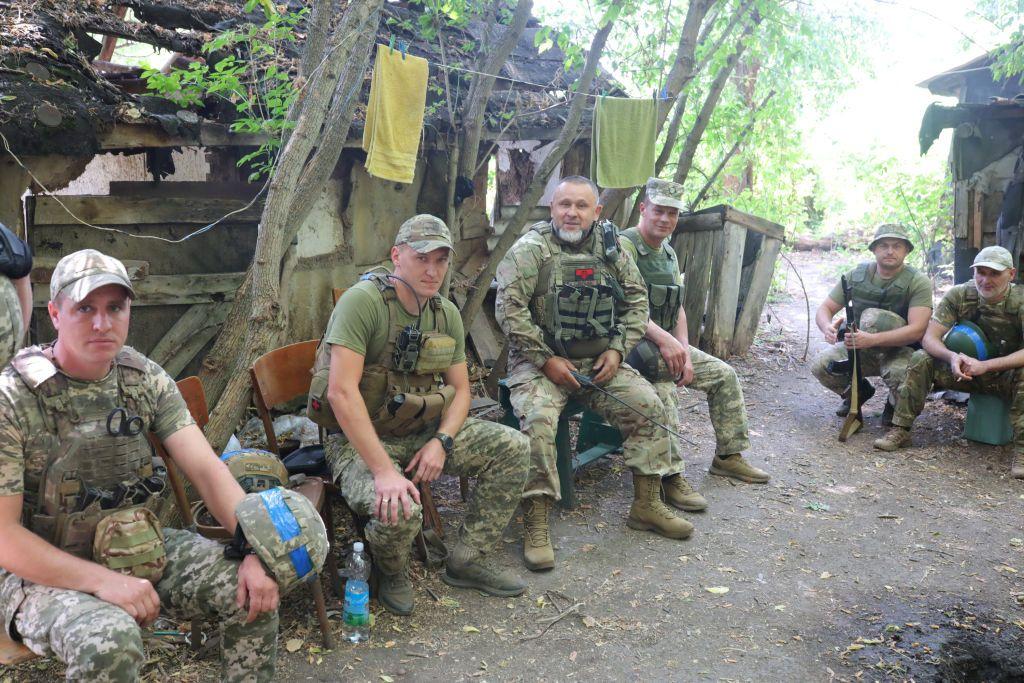 Un grupo de soldados ucranianos cerca de Kyiv.