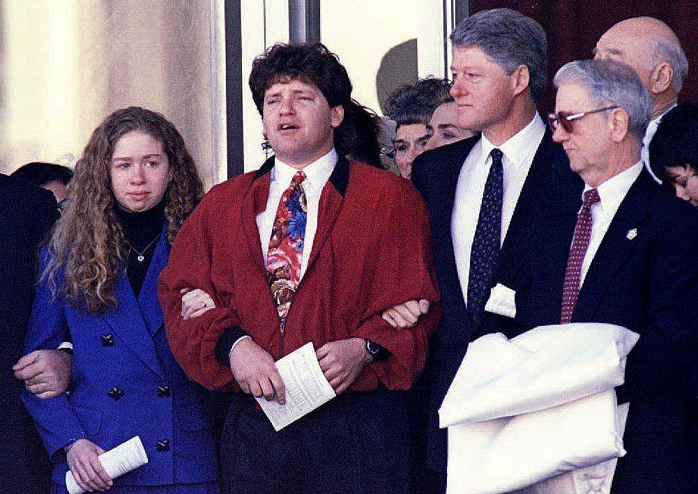 Bill Clinton (kedua dari kanan), ditemani oleh adik tirinya Roger Clinton (kedua dari kiri) pada1994.