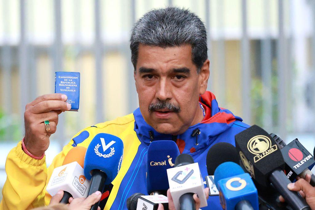 Nicolás Maduro con la Constitución en la mano tras votar. 