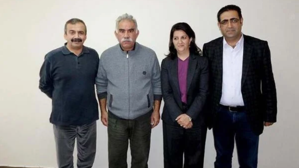 Sırrı Süreyya Önder, Pervin Buldan e İdris Baluken, posando con Abdalá Ocalan en Imrali