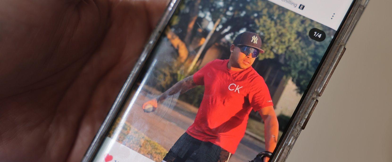 Francisco José García Casique con una camisa roja jugando beisbol