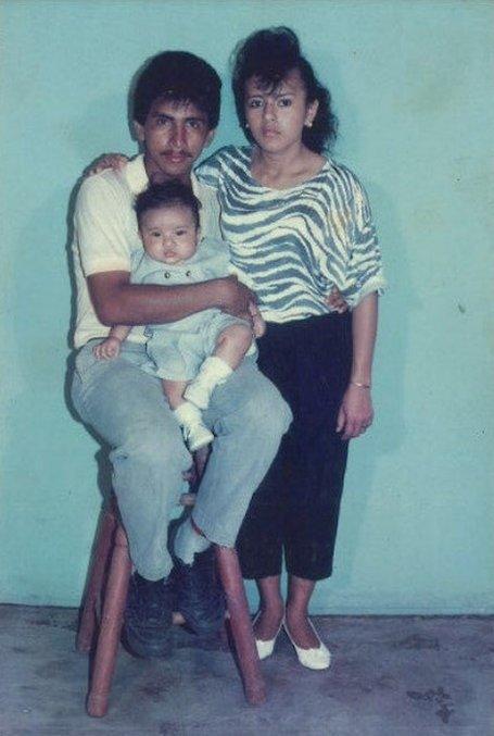 Javier, ainda bebê, em foto tirada ao lado dos pais em El Salvador