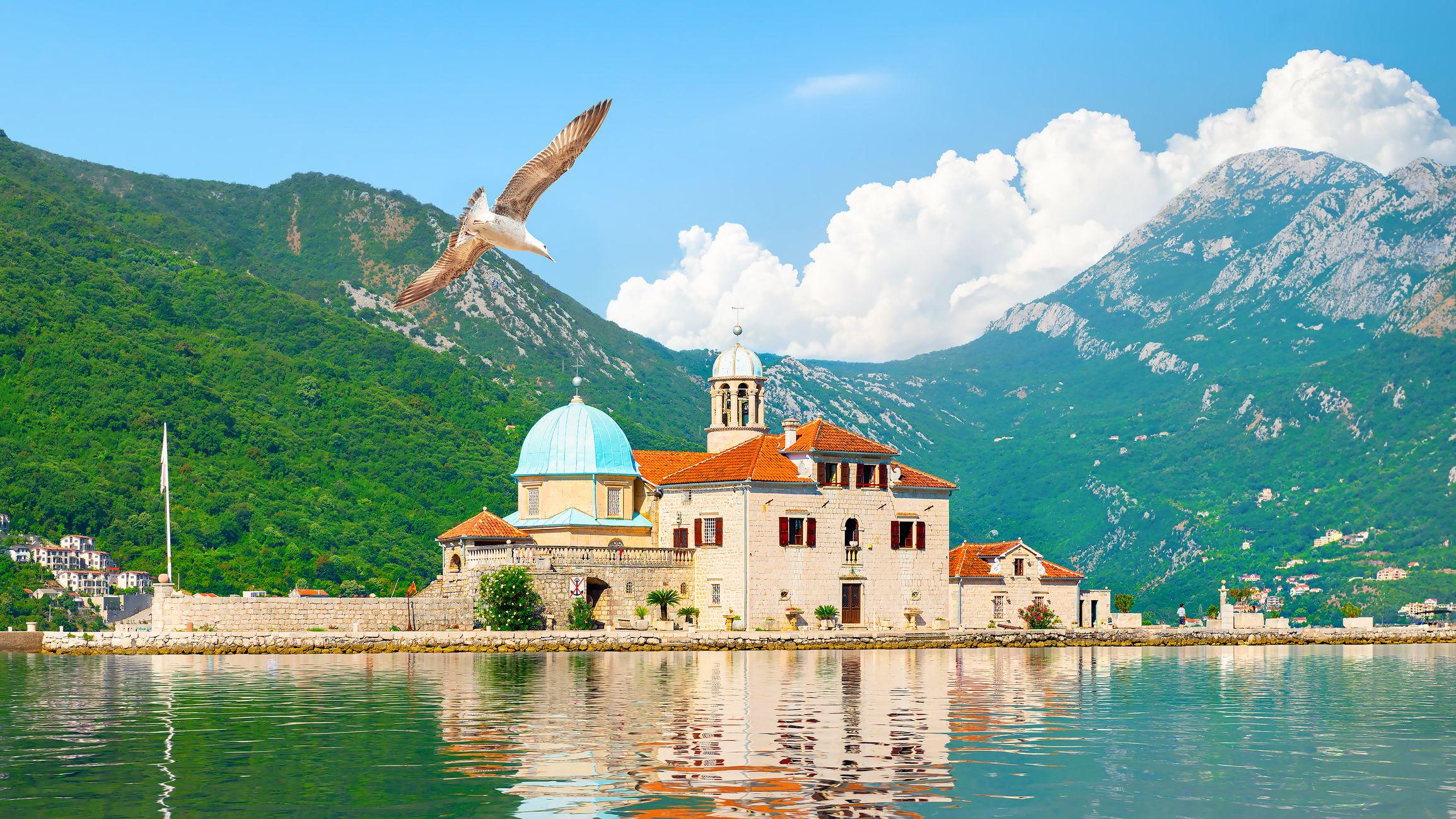 Igreja de Nossa Senhora das Rochas, na  Baía de Kotor, em Montenegro