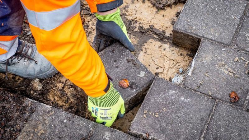 voluntário retirando concreto