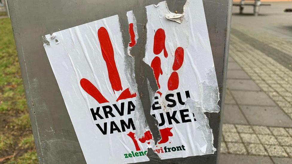 Ruke su vam krvave su simbol protesta u kojima se traži odgovornost za 15 žrtava u padu nadstrešnice