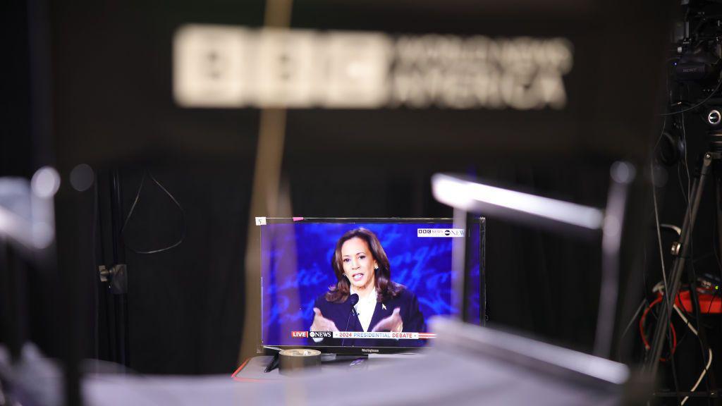 Uma tela mostrando Kamala Harris durante o debate.