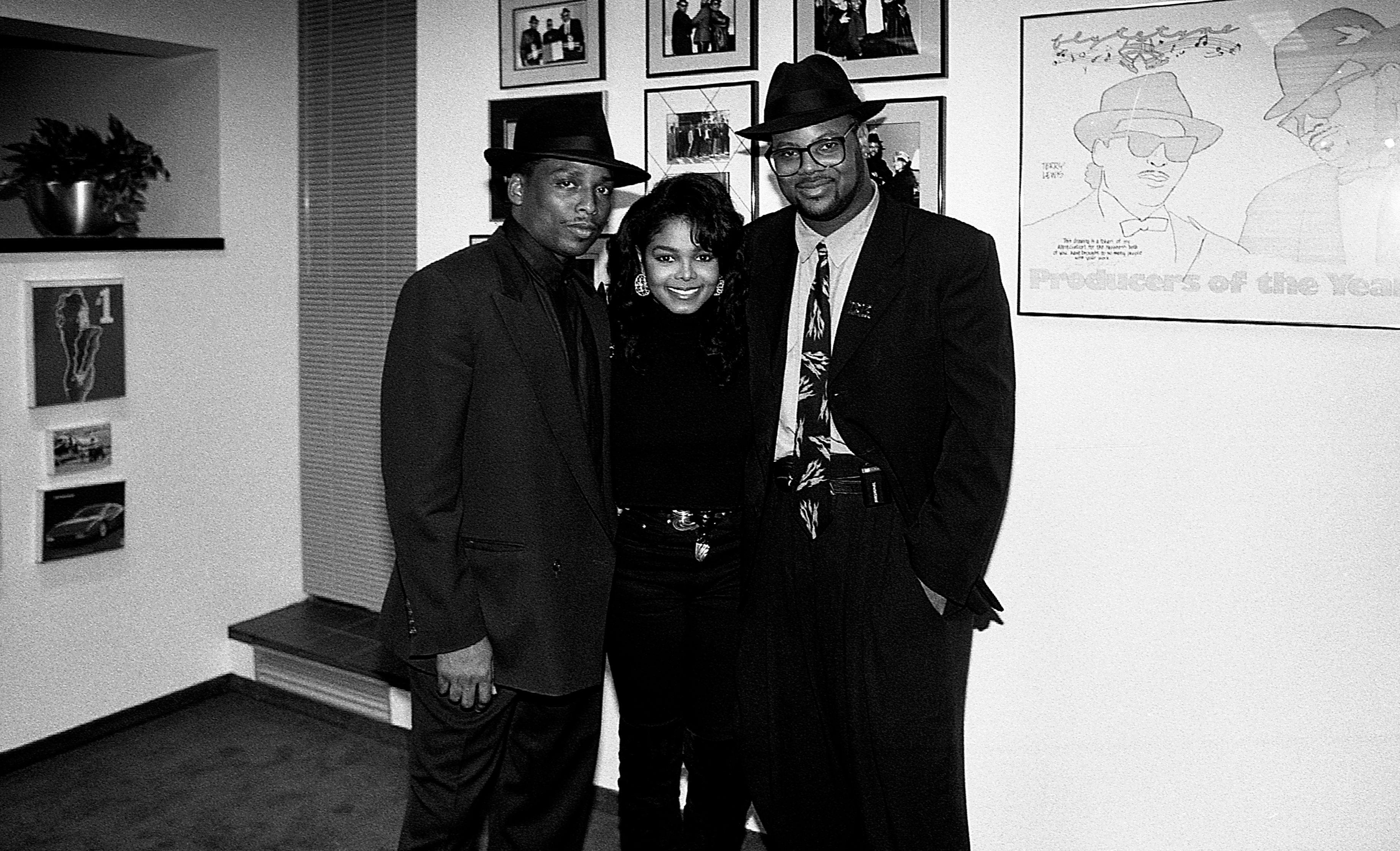 Janet Jackson en el estudio con sus co-productores y confidentes Jimmy Jam (a la derecha) y Terry Lewis, 1989.