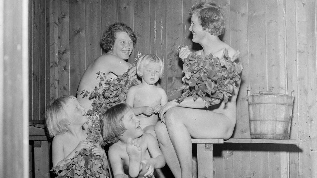 Familia en el sauna en 1955