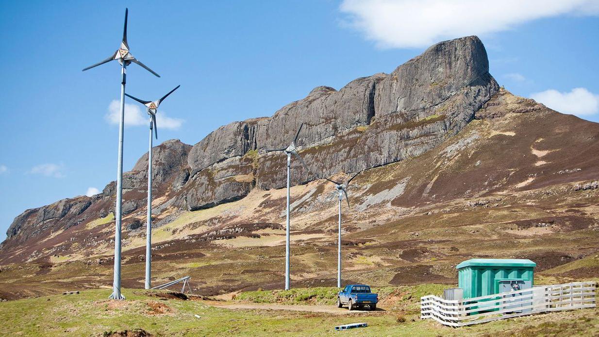 Eigg fue la primera comunidad del mundo en lanzar un sistema eléctrico fuera de red, alimentado por viento, agua y energía solar.