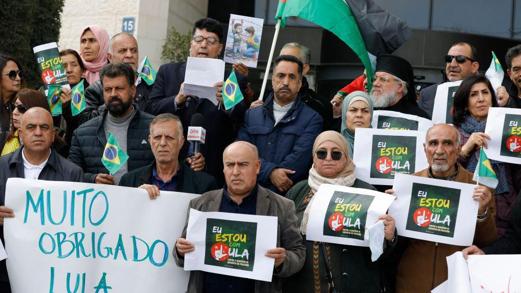 Palestinos con carteles de agradecimiento a Lula