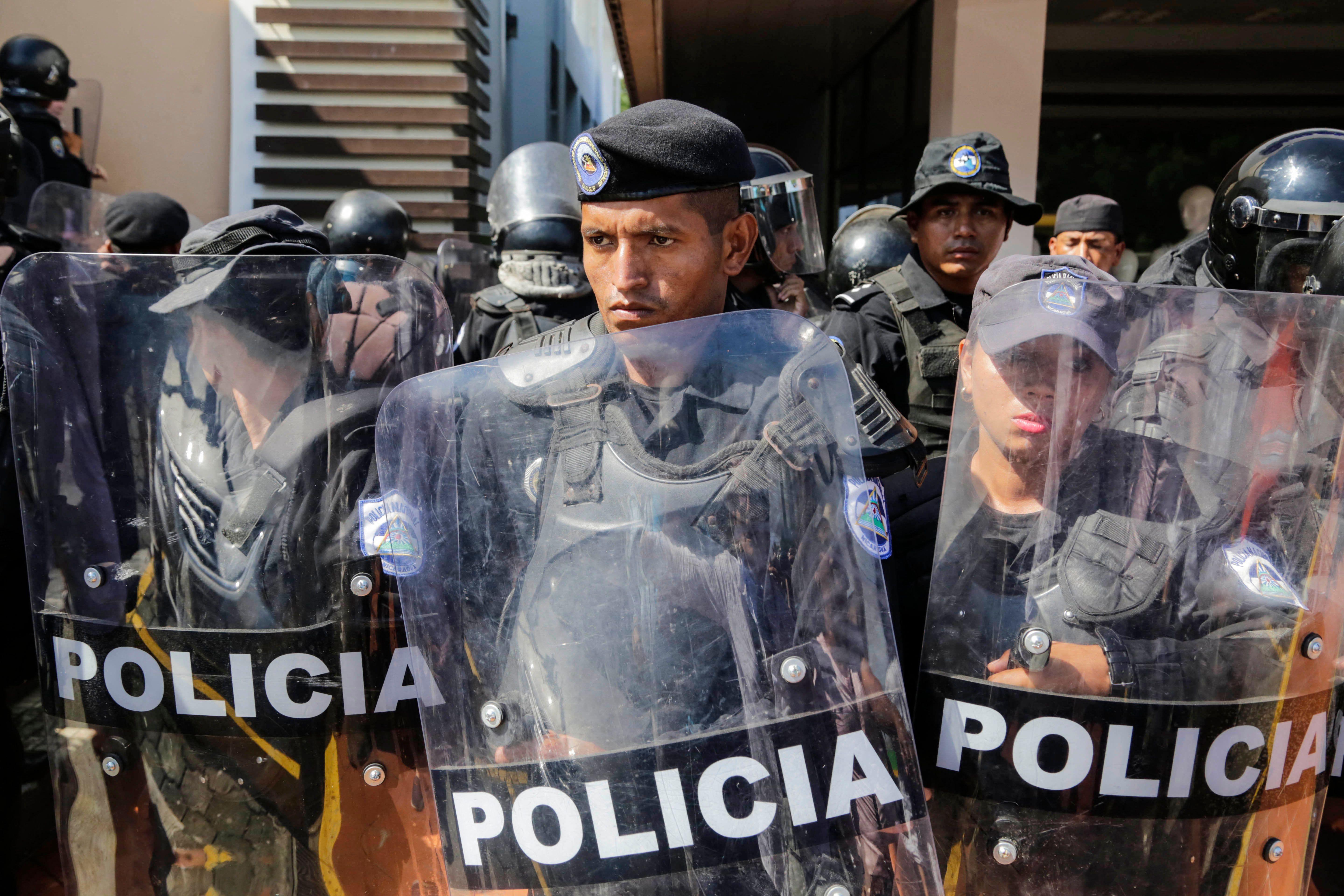 Policías con escudos en Nicaragua