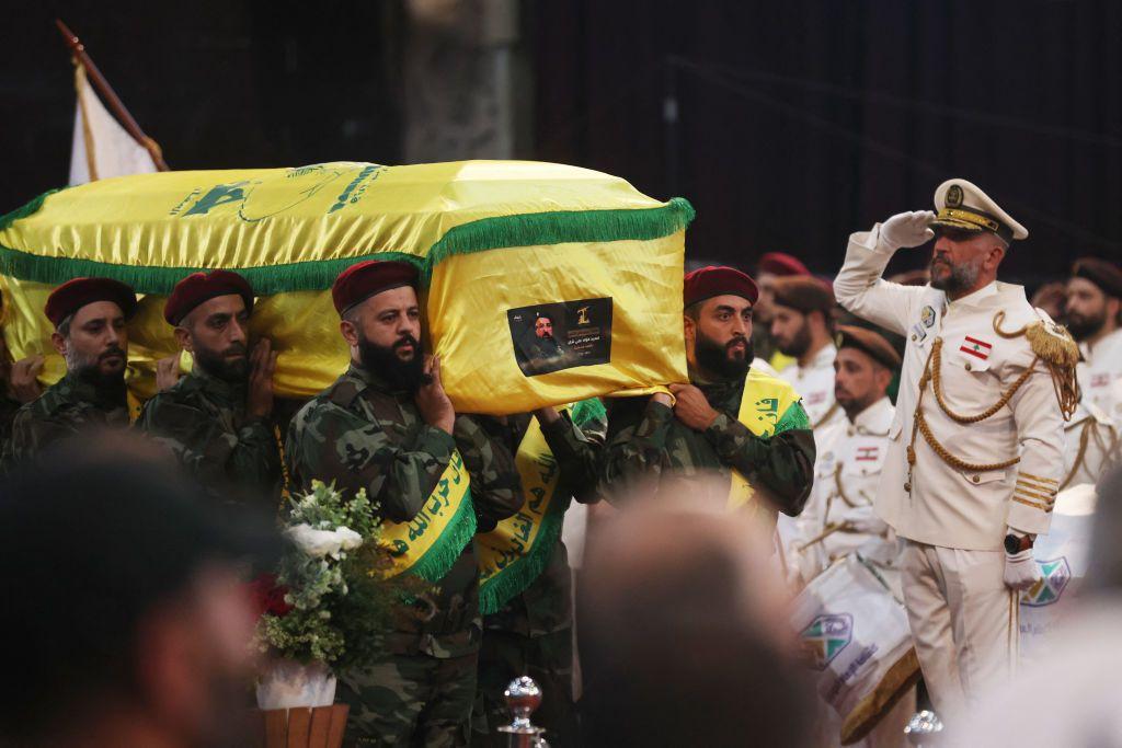 Combatentes do Hezbollah carregam o caixão do comandante morto Fuad Shukr durante seu funeral nos subúrbios ao sul da capital libanesa, Beirute