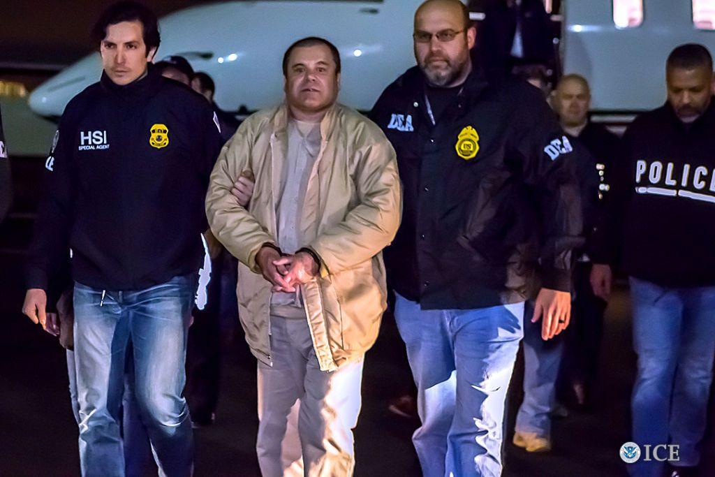 Guzmán Loera llegó a Nueva York bajo una fuerte escolta de agentes especiales de Investigaciones de Seguridad Nacional del Servicio de Inmigración y Control de Aduanas (ICE), la Administración de Control de Drogas (DEA) y otras autoridades. 