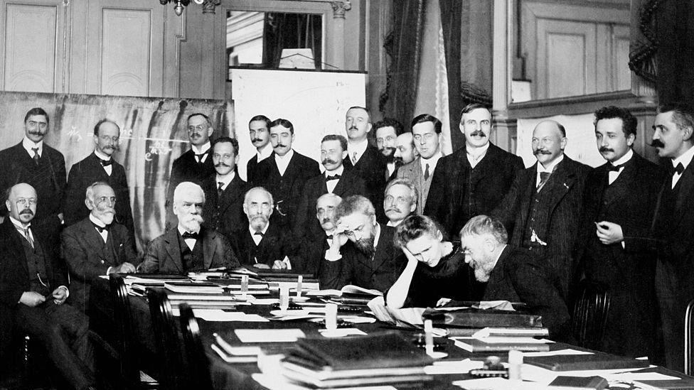 La foto oficial de los participantes en la quinta conferencia de Solvay de física, en la que se trató "acerca de los electrones y fotones".