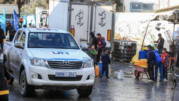 فلسطينيون نازحون في غزة يأخذون الماء من خزانات متنقلة تابعة للأونروا في رفح