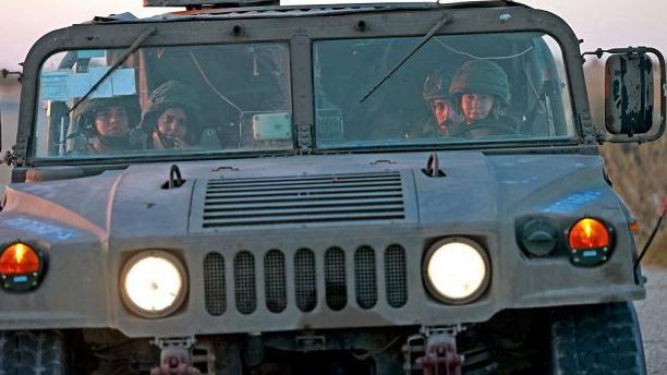Tentara perempuan Israel berpatroli di sepanjang perbatasan Israel-Mesir pada 17 Agustus 2021.