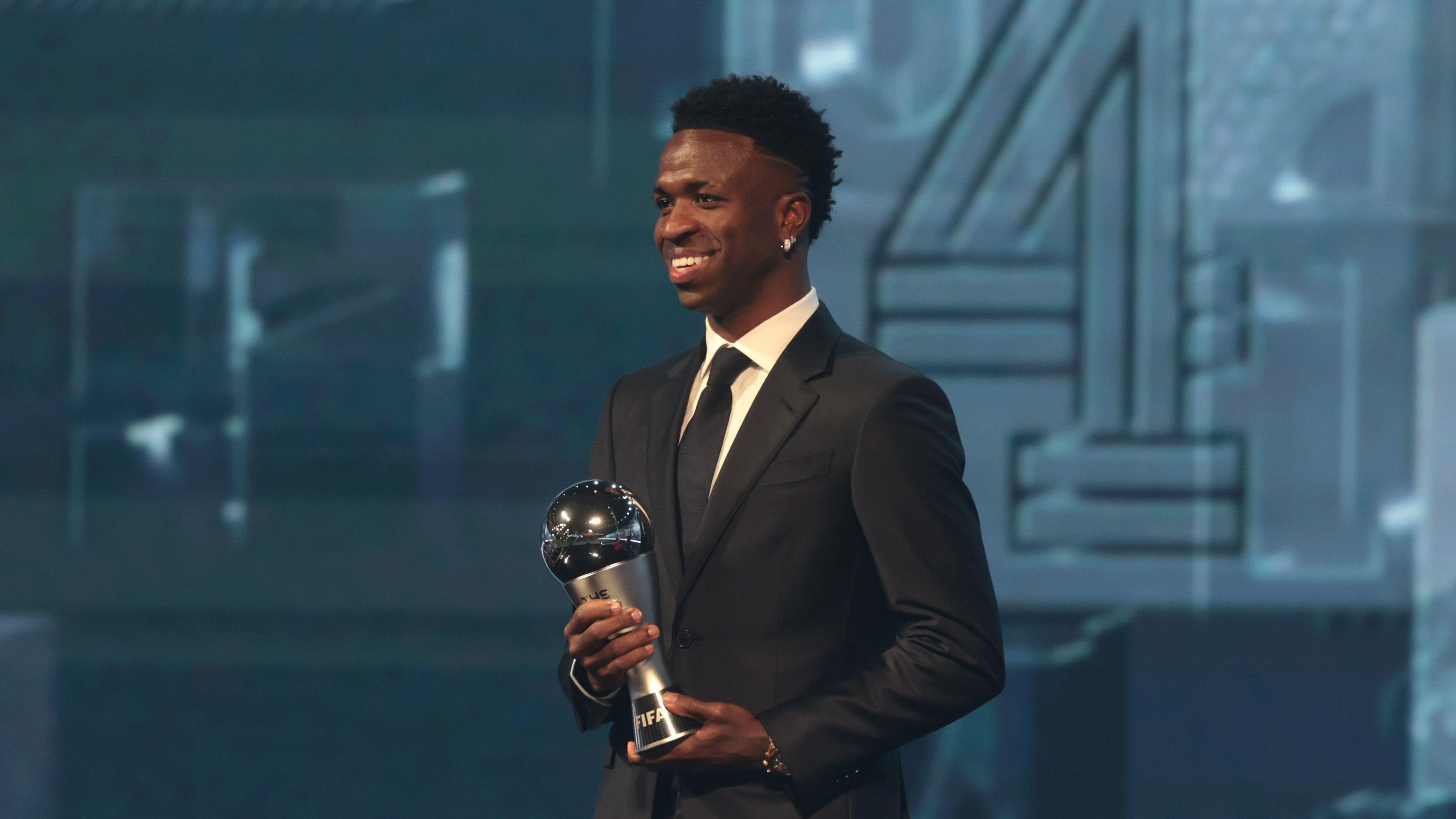 فينيسيوس جونيو مع جائزة فيفا لأفضل لاعب في العالم