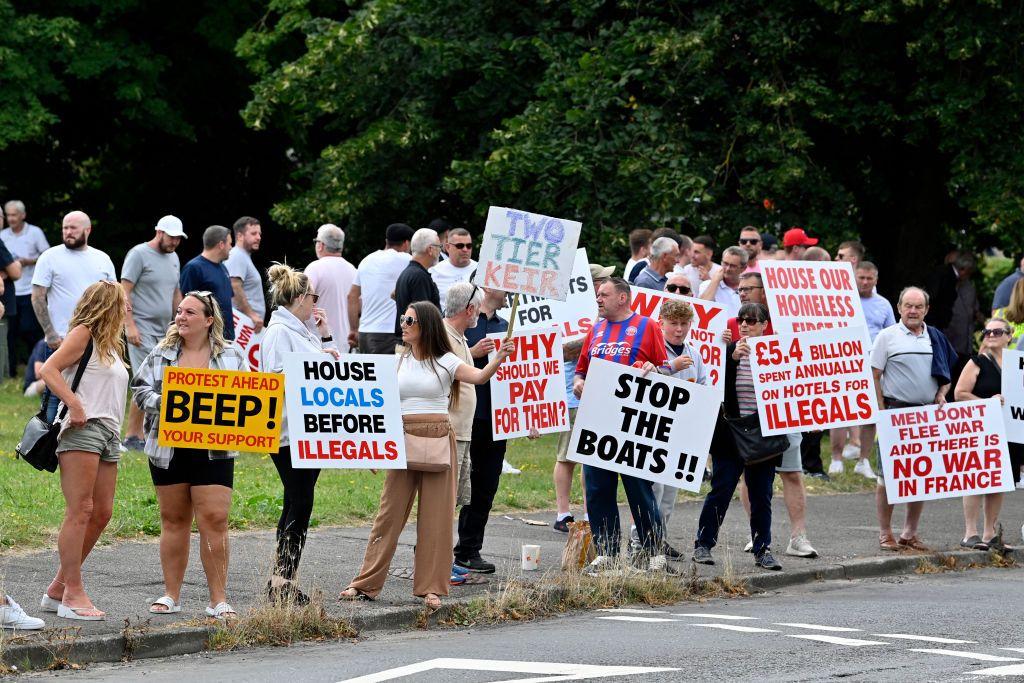 Manifestantes antiinmigrantes con pancartas en Reino Unido