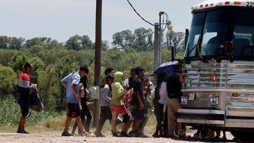 Un grupo de migrantes era trasladado de Texas a Chicago. 