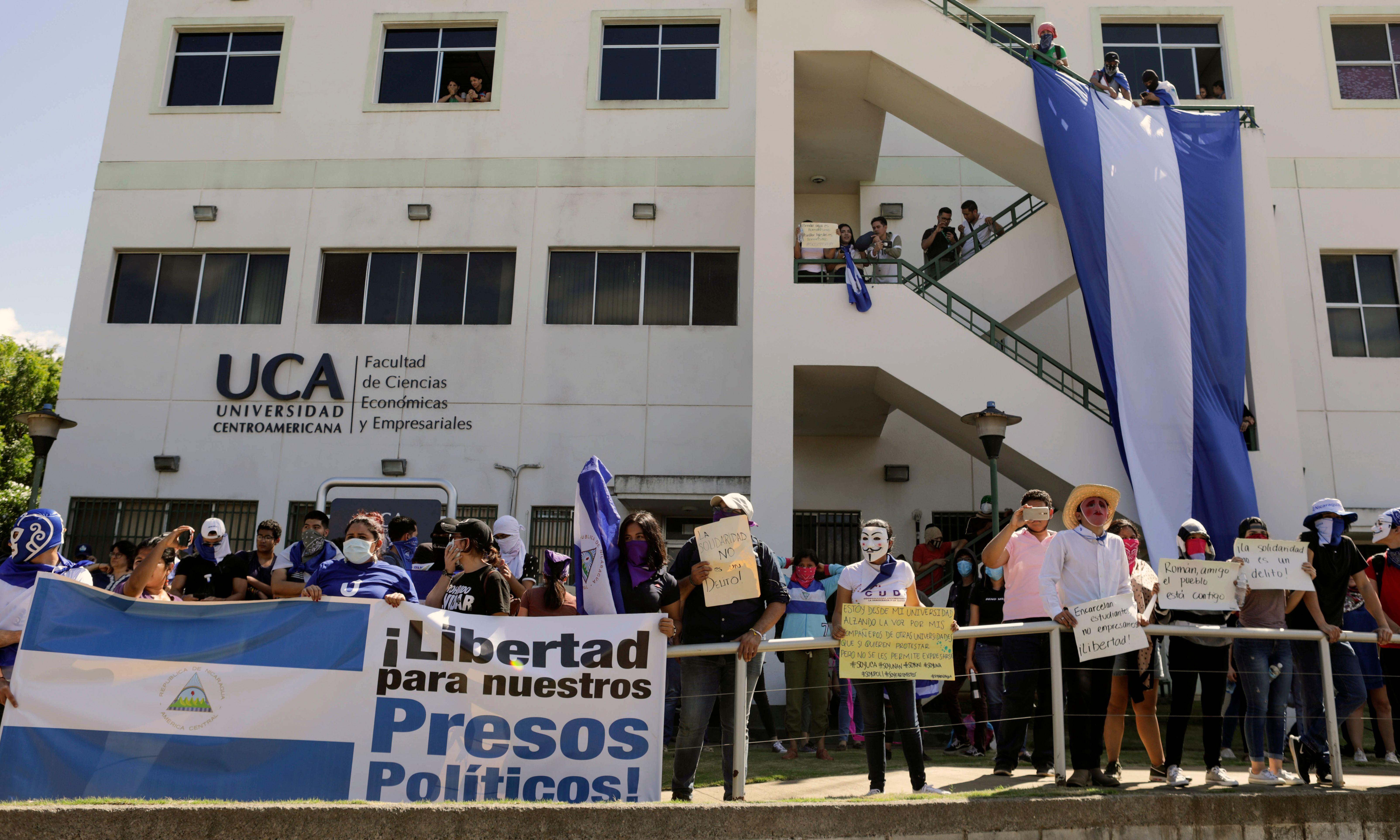 Manifestantes frente a la fachada de la universidad