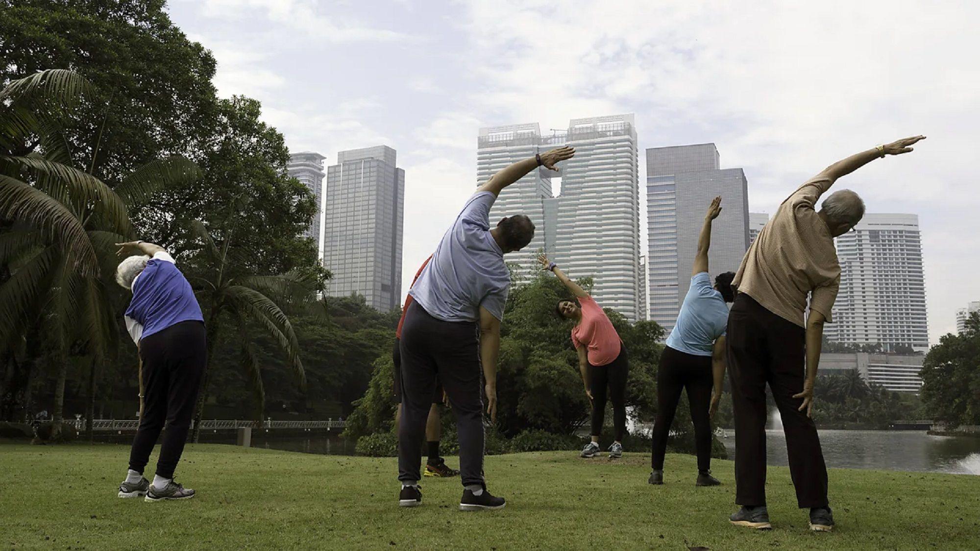 Warga Singapura berolahraga.