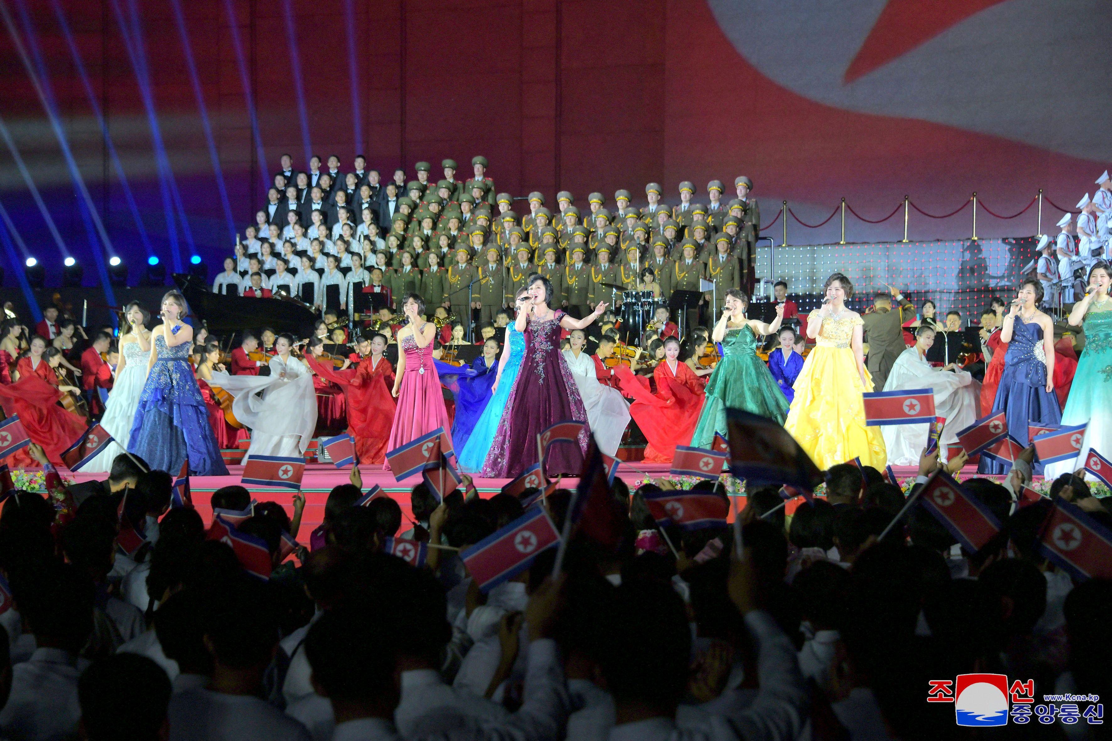 Cantantes amenizan la celebración del 75 aniversario de la fundación de Corea del Norte