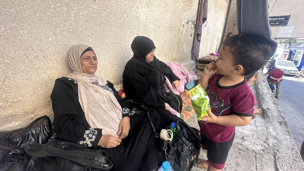 Ancianas y un niño esperando evacuación en Gaza