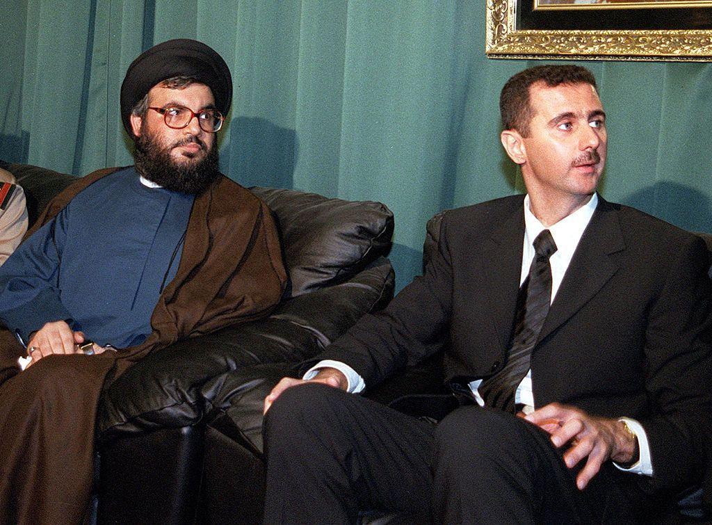 El exlíder de Hezbolá, Hassan Nasrallah (izq.), junto a Bashar al Assad el 15 de junio de 2000.