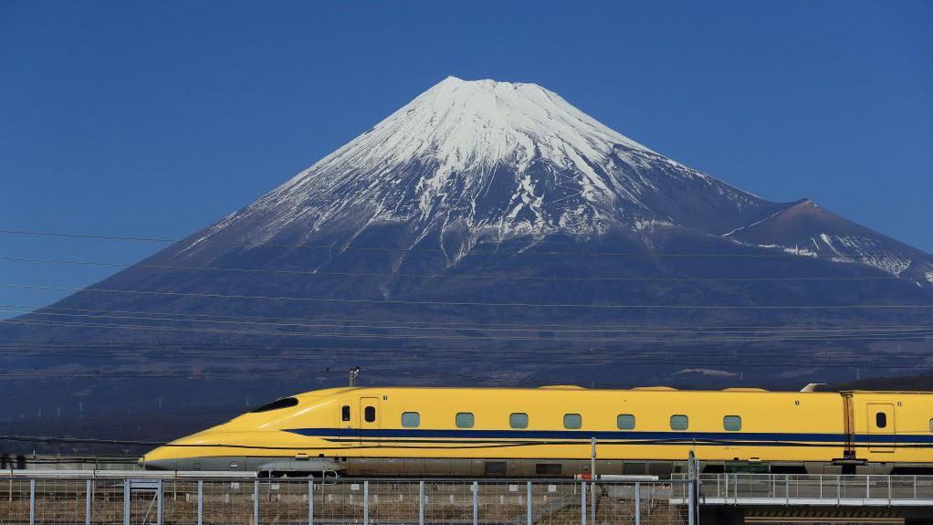 Uji coba Shinkansen 'Doctor Yellow' antara Stasiun Mishima dan Shin-Fuji pada Februari 2017.